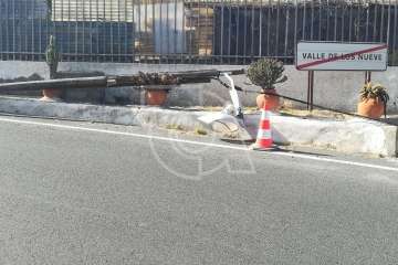 Luminaria en el suelo en la carretera de Lomo Magullo (Foto TA)